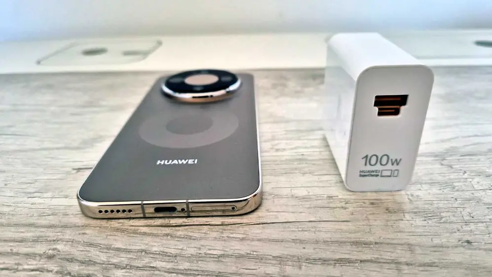 El Huawei Mate 80 Pro incluye accesorios, entre ellos un cargador de 100W. Foto de iProfesional.