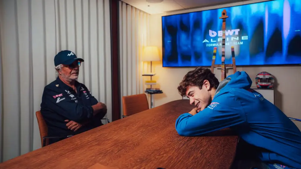 Franco Colapinto y Flavio Briatore en una reunión de Alpine
