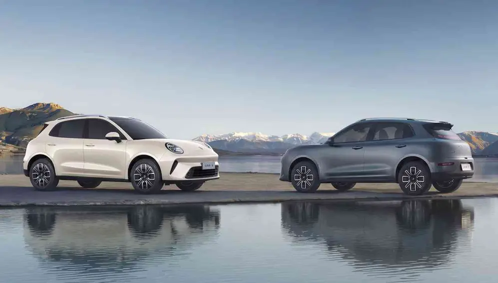 Dos SUV Ora 5 enfrentados con fondo de montañas y agua. Foto oficial