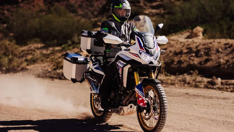 Hombre con casco andando en una moto marca RVM durante un viaje