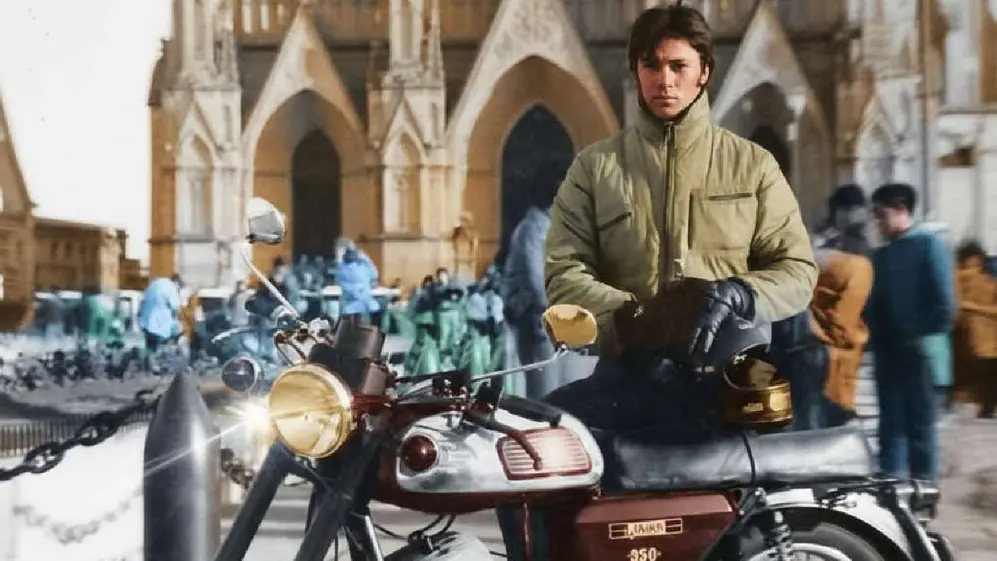 Roberto Martínez frente a la Catedral de La Plata junto a su moto
