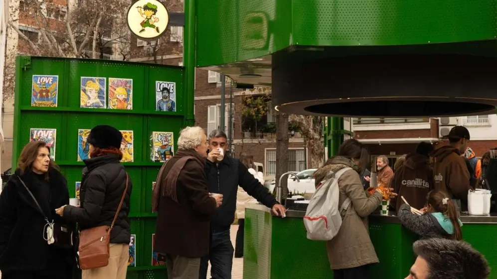 Puesto de Canillita en la calle con personas comprando