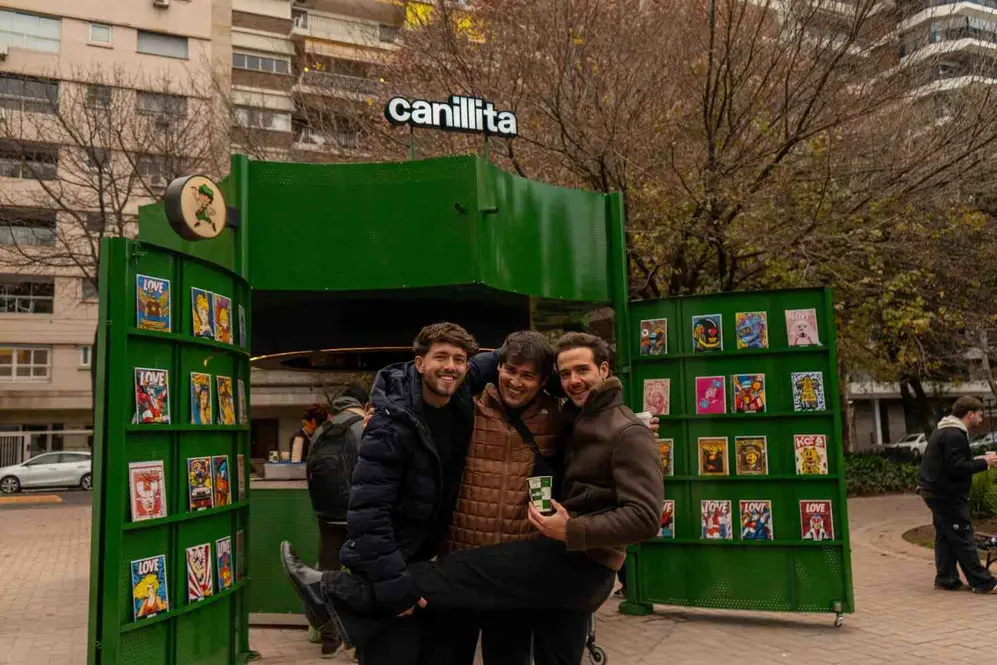 Lautaro Loguzzo, Julián Cerati y Gerónimo Messineo, en el nuevo local de Belgrano