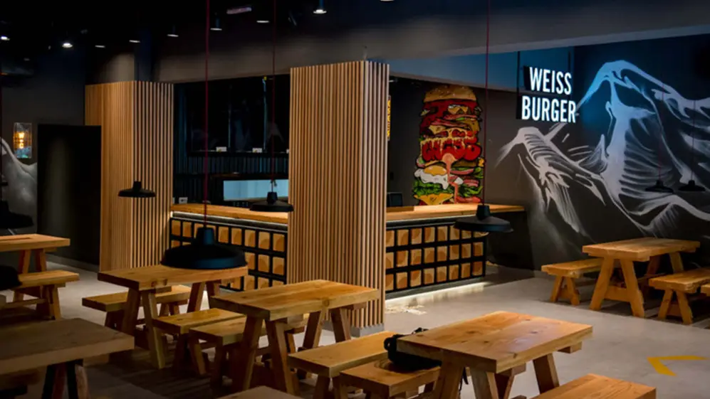 Sucursal de Weiss Burger en La Plata. Salón con barra, sin clientes.