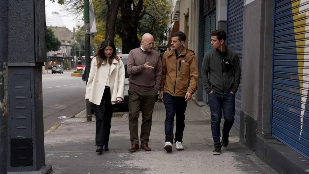 Los tres hermanos Luz, Leandro y Ariel Valbuena caminando por la vereda con el socio fundador