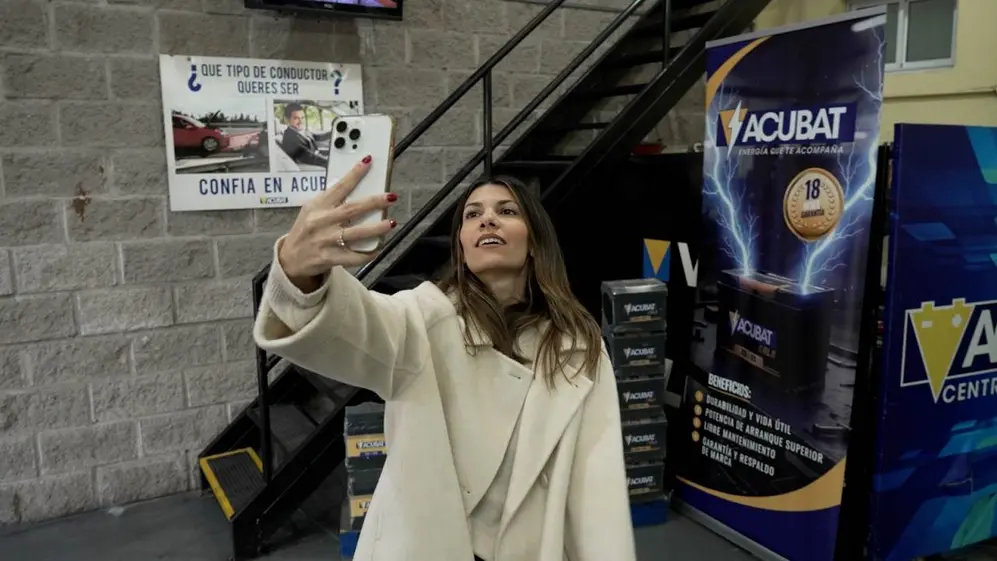 Luz Valbuena, directora de Marketing de Acubat, en uno de sus negocios con el celular en la mano