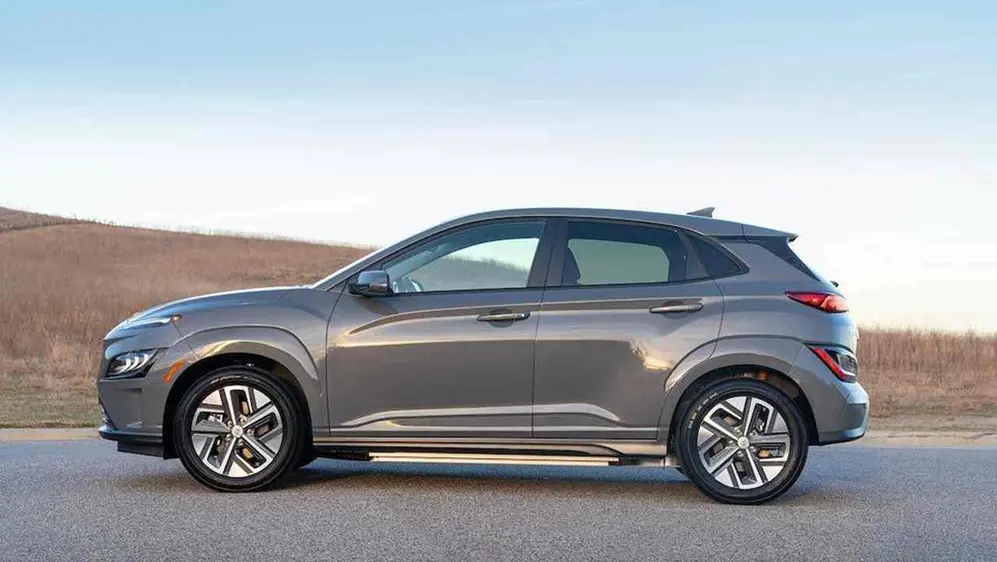 Hyundai Kona eléctrico de perfil. foto oficial.