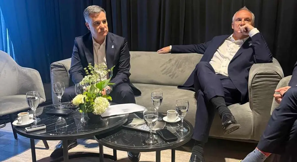 Dos personas sentadas frente a mesas. foto iPro.