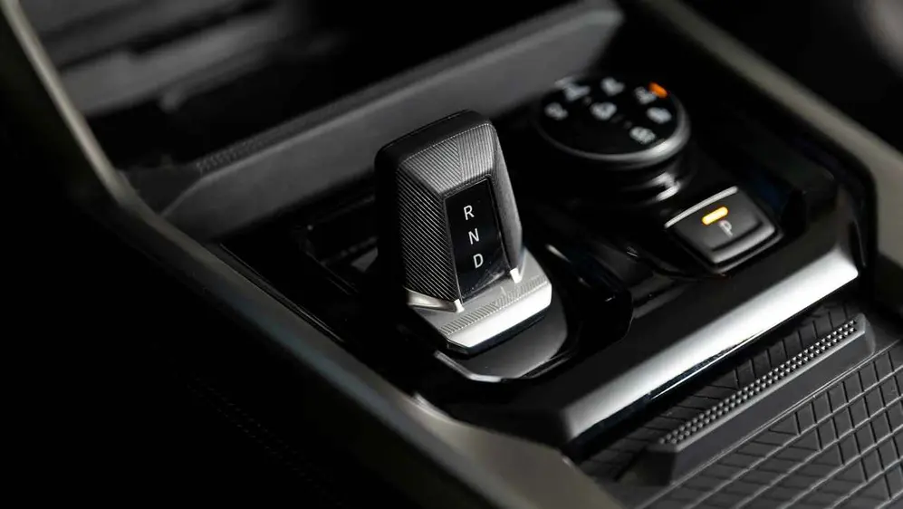 Interior Renault Niagara con visión de caja de cambios.