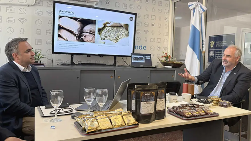 Canabe con  el vicepresidente del IDEP, Juan Casañas, en una cata de café brindada por Café Martínez