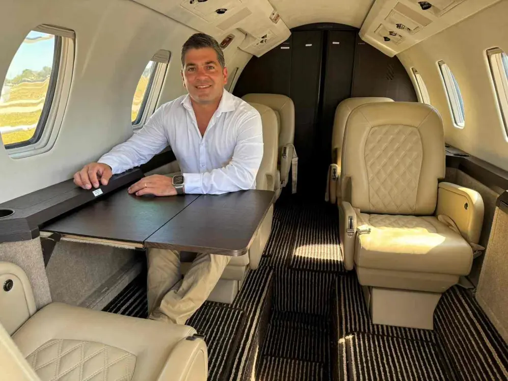 Diego Ursella, piloto y empresario, desarrolla en Argentina el DroneX, en un avión privado