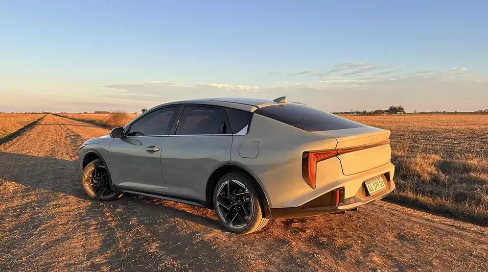 Kia K4 de costado y de atrás. foto iprofesional