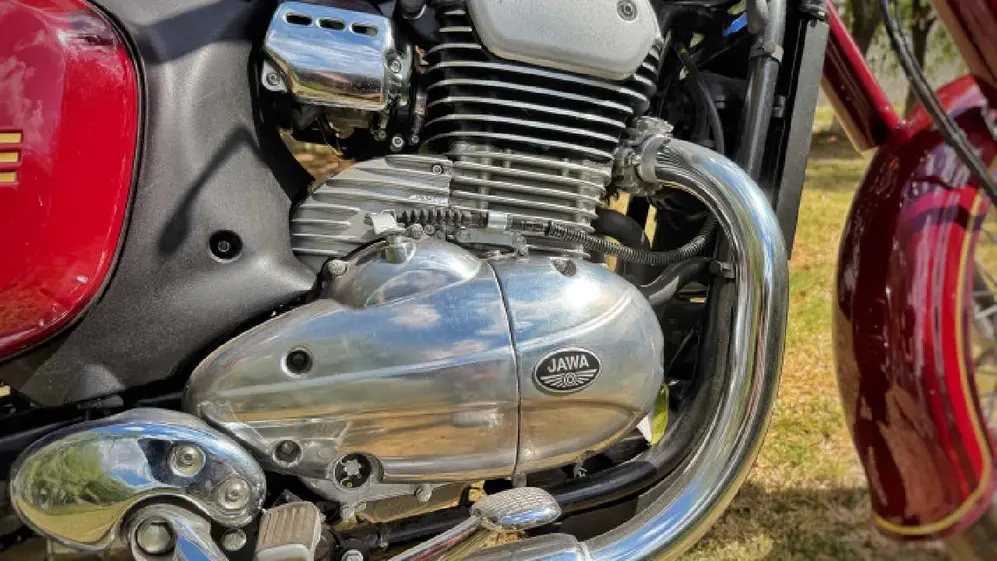 Motor cromado de una moto marca Jawa en primer plano