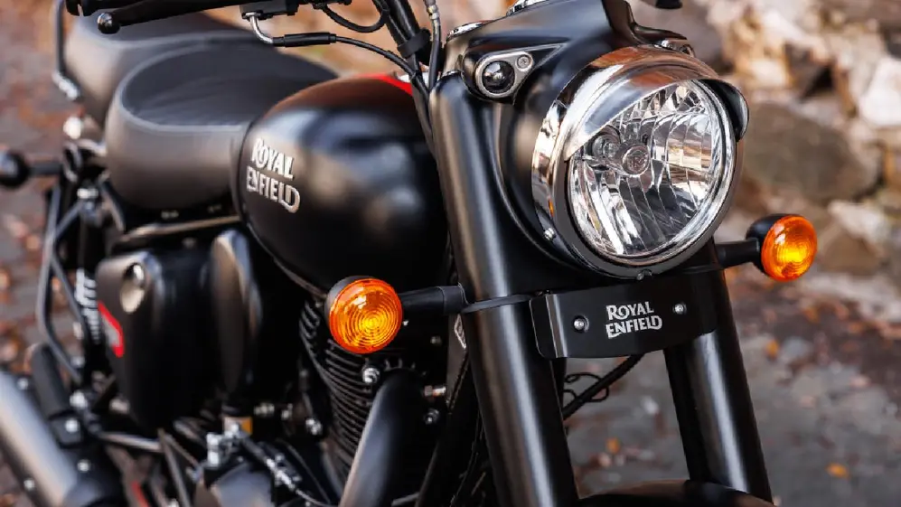 Moto color negra marca Royal Enfiel con luces de frente y a los costados