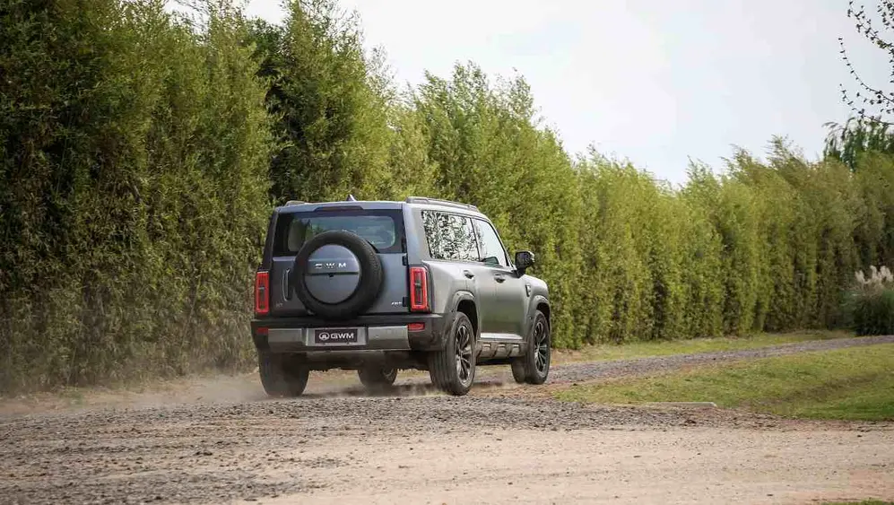 Haval H7 de atrás, con auxilio colgando. foto oficial.