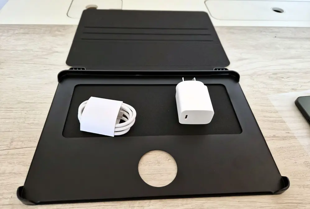 La tableta viene con cargador, cable de datos y funda protectora con soporte. Foto de iProfesional