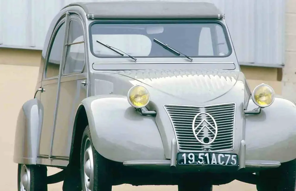 Citroën 2 CV de frente y perfil. foto web.