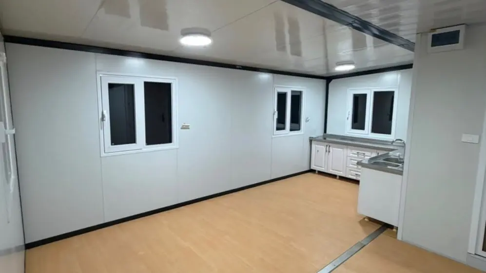 Interior de casa modular prefabricada con piso símil madera y cocina integrada