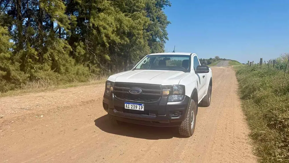 Ford Ranger de frente y perfil en camino de tierra. foto iprofesional.