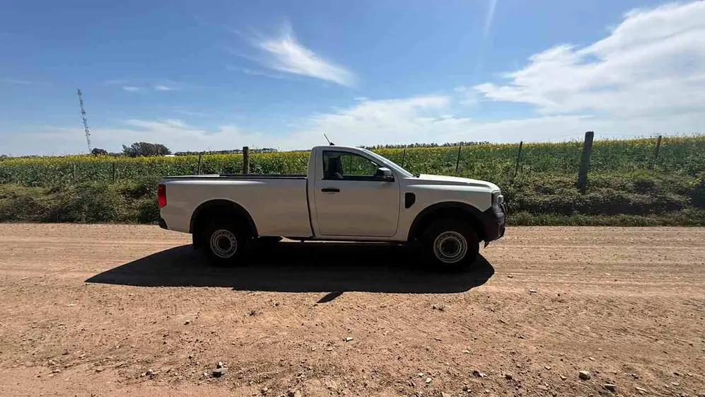 Ford Ranger de perfil en camino de tierra. foto ipro.