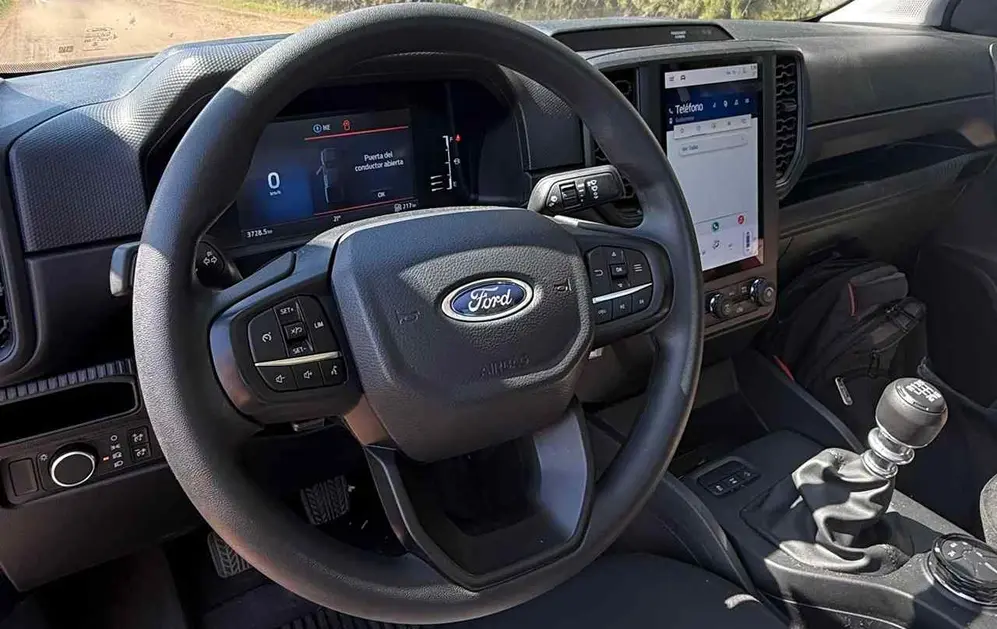 Interior Ford Ranger, volante y pantalla. Foto iPro.