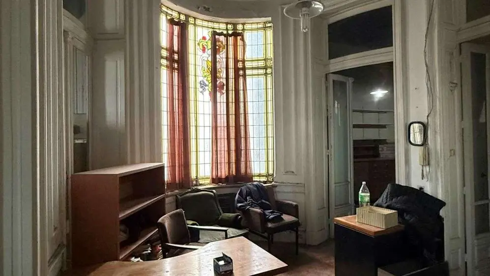 Una habitación del departamento de 7 ambientes que se subasta sobre la avenida Rivadavia