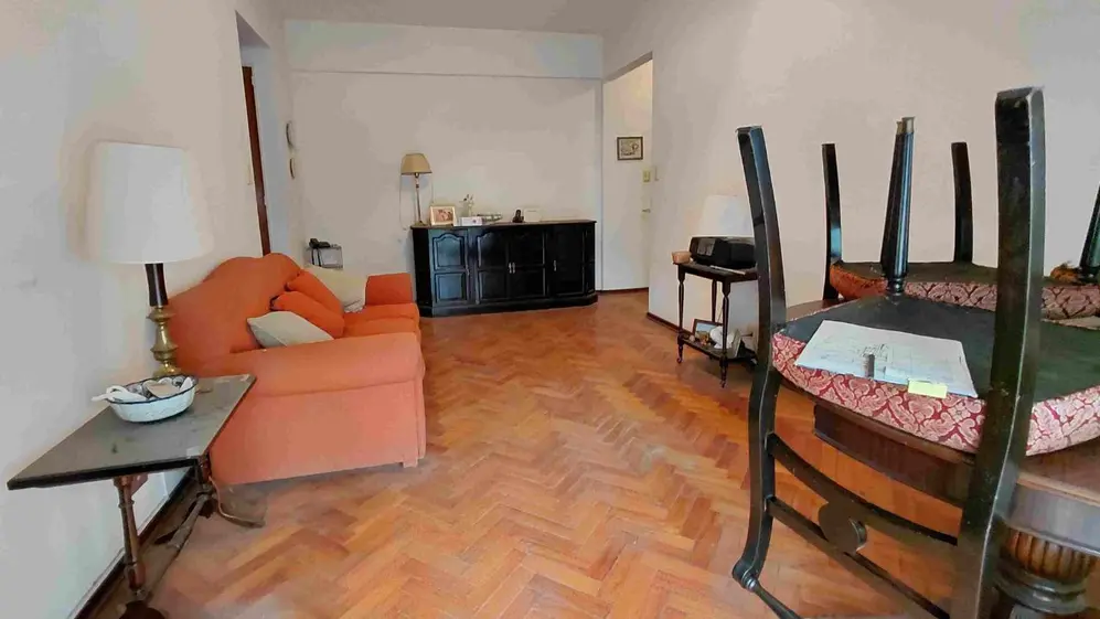 Así luce el living del departamento de 2 ambientes que se subasta en Caballito