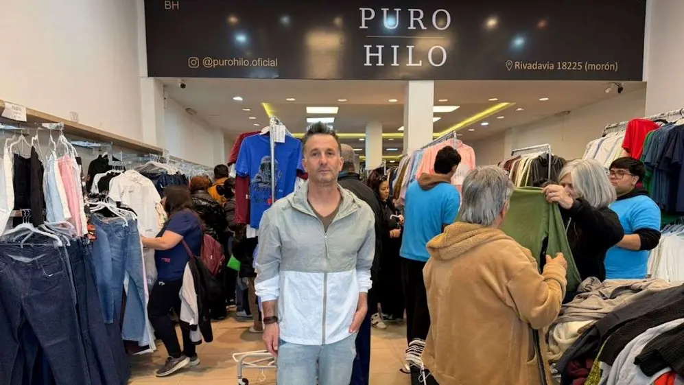 Una foto de Christian Gorisnic, el dueño de Puro Hilo, dentro de uno de sus locales