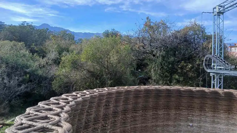 Estructura de vivienda construida con impresion 3D, con paredes de material superpuesto por capas