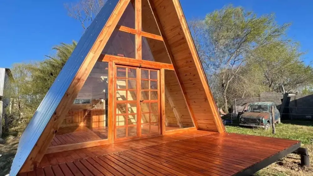 La planta baja reúne el baño y el sector de cocina (Gentileza Cabañas Marzon)