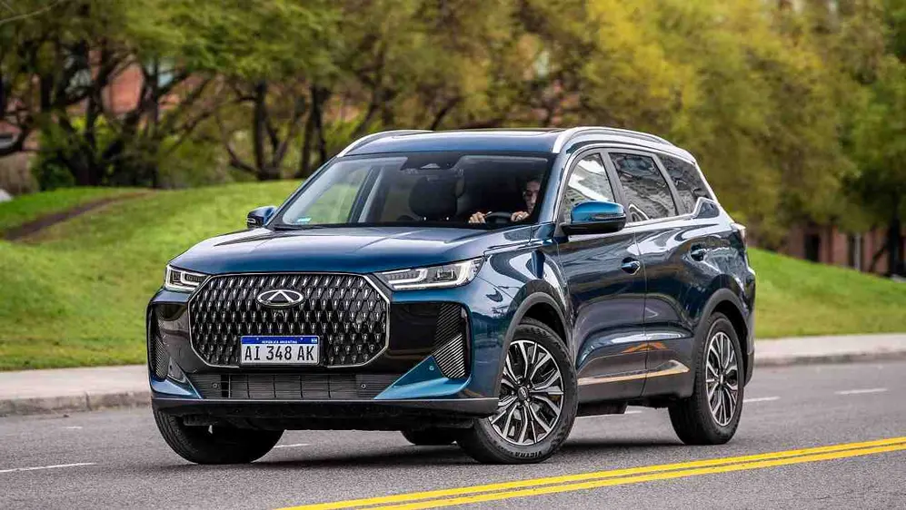 Auto SUV de frente. foto oficial.