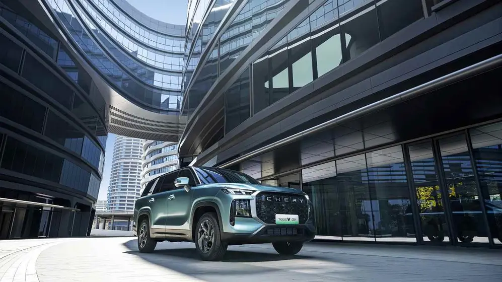SUV de frente y perfil. foto oficial.