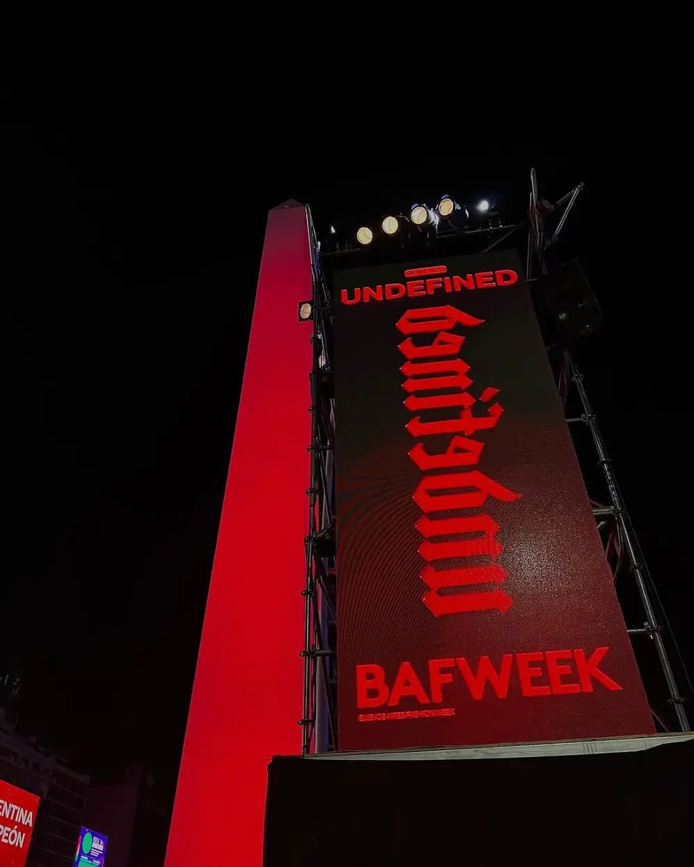 Un cartel negro y rojo de Undefined y BAFWEEK en el Obelisco