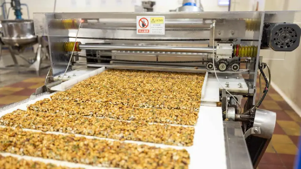 Máquina de producción de la pyme Zafrán en pleno proceso de fabricación de las barritas