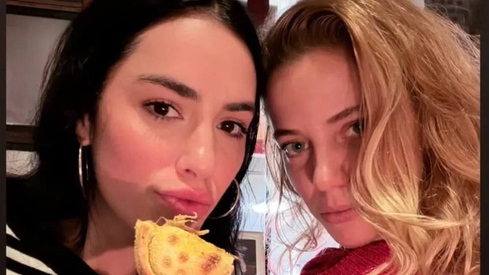 Lali Espósito y Justina Bustos en su casa de empanadas.