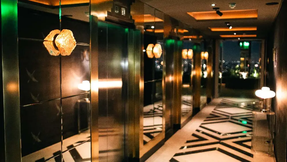 Puertas de ascensores de un edificio iluminadas
