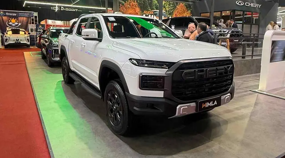 Camioneta blanca de frente y perfil en stand. foto propia.