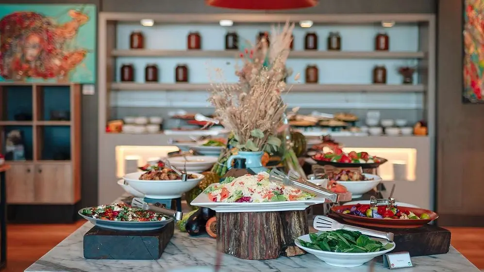 Opciones diversas de comida en la mesa del restaurante de un hotel