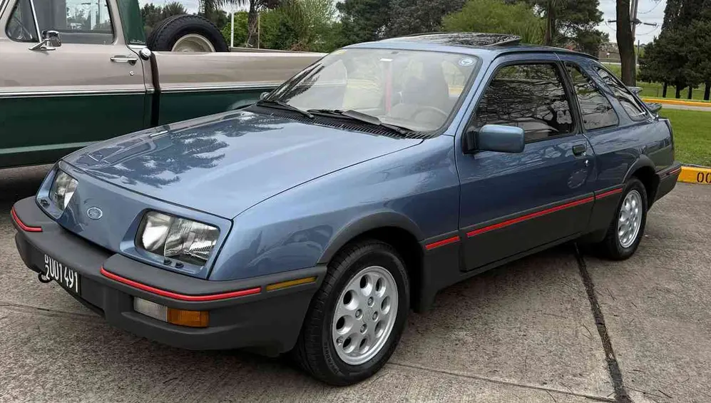 Auto de perfil en plata. foto propia.