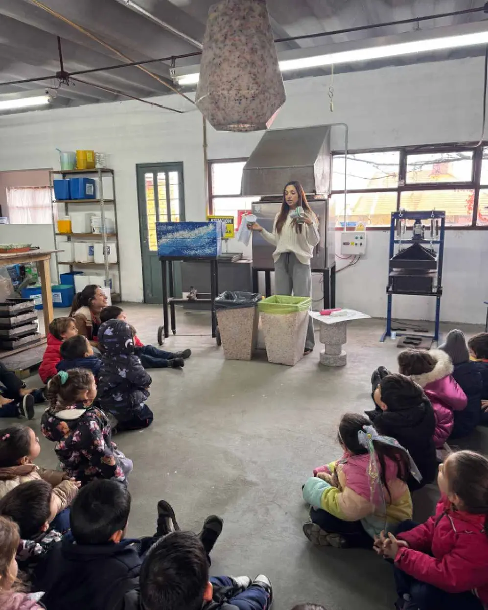 Josefina Diez, la fundadora de a Pyme Marsinplast, dando una charla a un grupo de niños