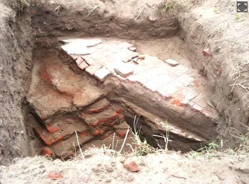 Investigadores y vecinos de Mar del Sud buscan proteger las ruinas del antiguo hotel