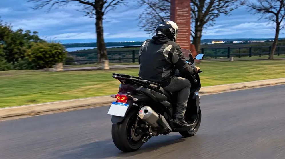 moto de atrás con piloto sobre calle. foto propia.