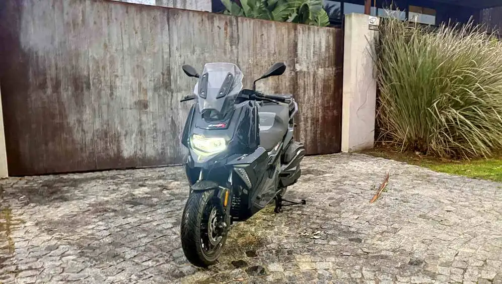 moto de frente y perfil sobre vereda. foto propia.