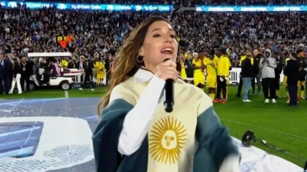 soledad pastorutti cantando en la despedida de messi con el poncho de rua chaky