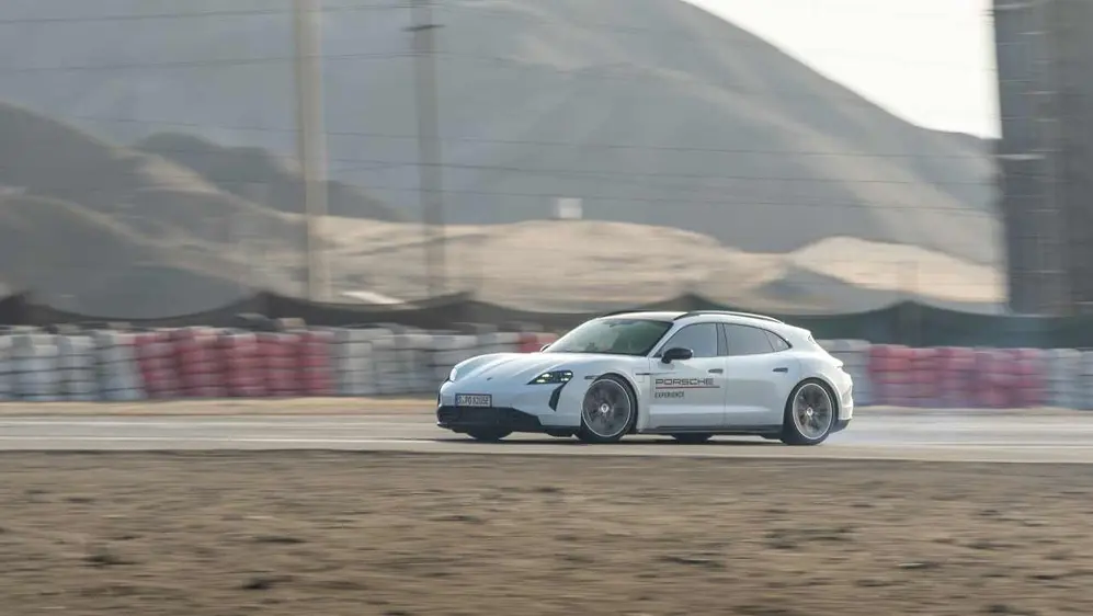 Auto de perfil en circuito.