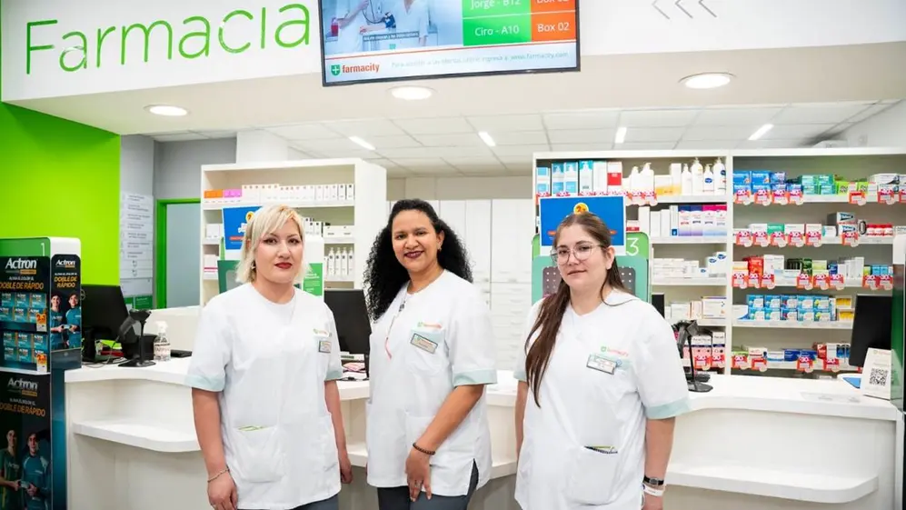 Tres farmacéuticas en un local nuevo de Farmacity