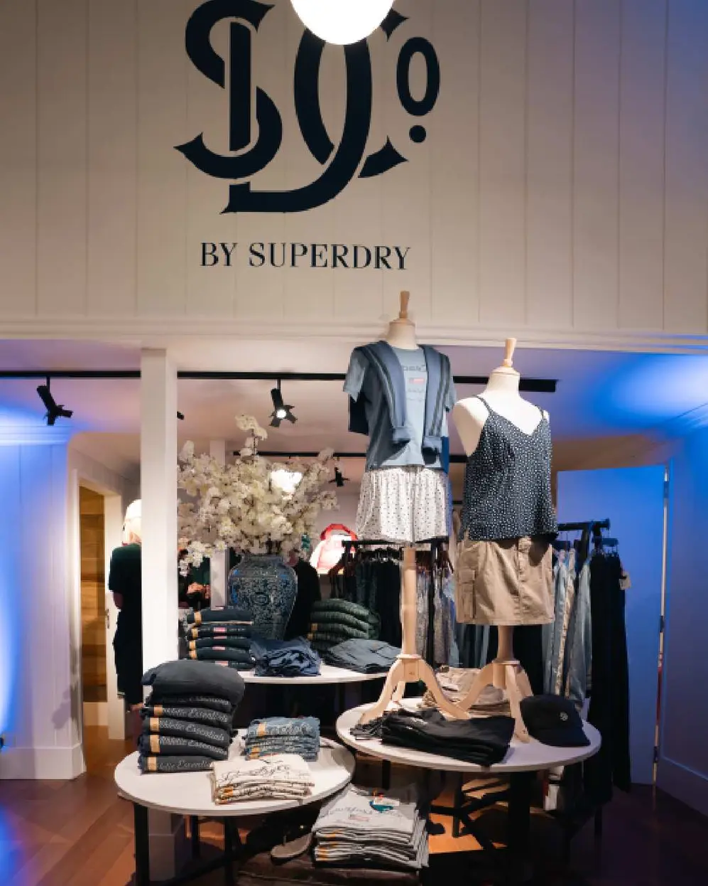 Ropa de la marca Superdry exhibida en el nuevo local de la marca en Unicenter