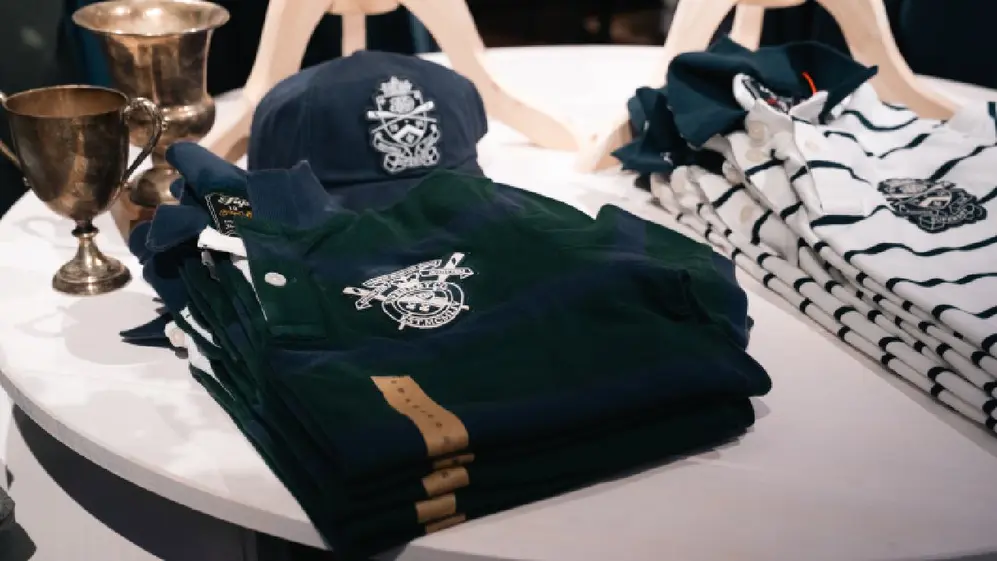 Ropa de la marca Superdry sobre una mesa en el local de Unicenter