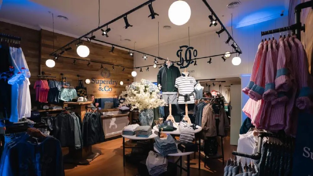 Local de la marca Superdry en Unicenter con ropa exhibida