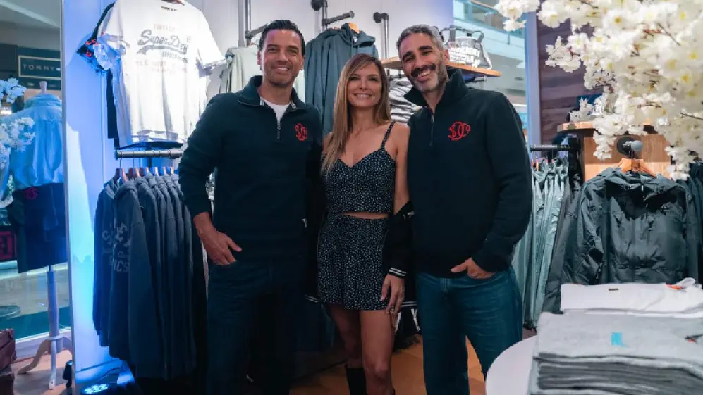 El Chino Leunis, Sofia Zamolo y el Pollo Alvarez en la apertura del local de Superdry en Unicenter